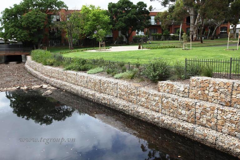 Lưới thép chống xói lở mái dốc bằng rọ đá gabion